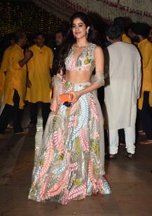 SEE PICS: After turning heads in her desi look at Ganeshotsav, Jhanvi Kapoor flaunts her CHIC side in a crop top on a lunch date!