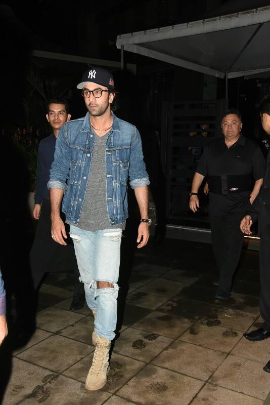 The dapper Ranbir Kapoor was recently spotted post his family dinner with his mom, dad, sister and niece. The family even posed for the paparazzi after dinner and looks absolutely picture perfect.