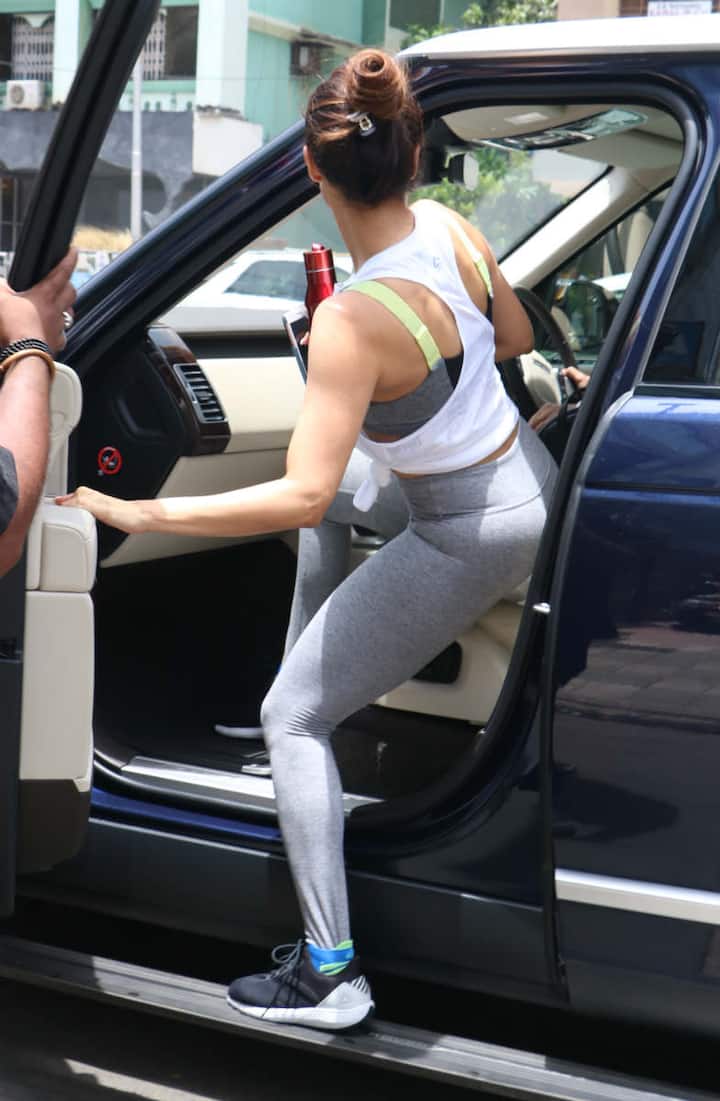 The 44-year-old Bollywood hottie flaunted her curves in a grey legging looking stunning as always. (Photo: Manav Manglani)