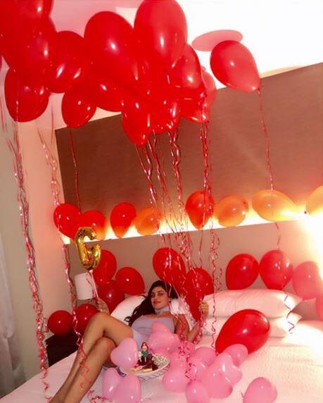 ‘Bigg Boss 9’ contestant & Kingfisher calendar girl Gizele Thakral, refered to as Indian Kim kardashian, turned an year older on 3rd September and celebrated her birthday in a lavish birthday bash with family. (Photo: Instagram)