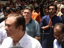 IN PICS: Ranbir Kapoor, dad Rishi & other family members bid farewell to Lord Ganesha in a GRAND Ganpati Visarjan!