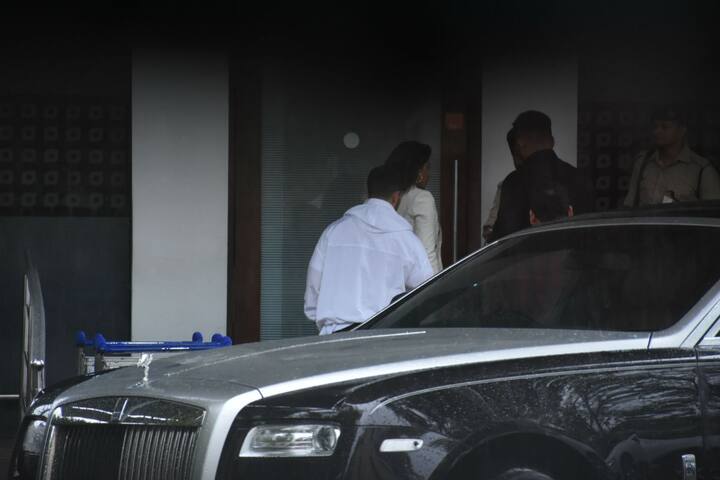The 'Quantico' actress has brought the American singer along with her to meet her mother in Mumbai & they were recently spotted on a dinner date. Now, the couple along with the actress' family members has left for Goa along with few family members. Check out the pictrues here...(Photo: Manav Manglani)