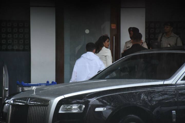 Priyanka & Nick got clicked by the paparazzi when they were entering the Airport together. (Photo: Manav Manglani)
