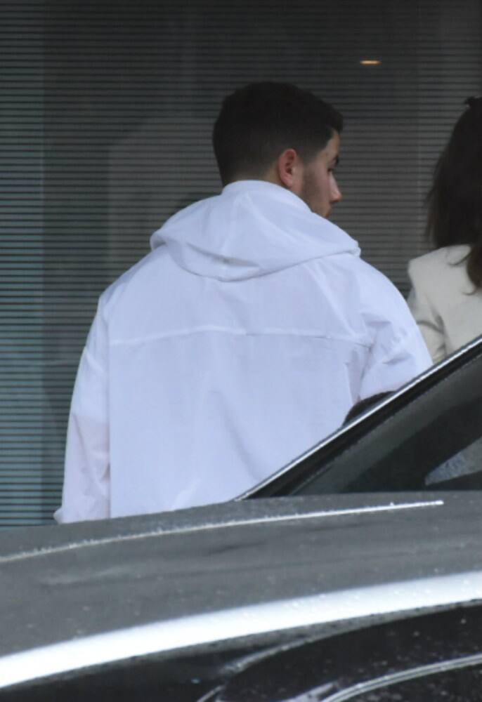 While Priyanka's alleged beau Nick was seen sporting a white hoodie jacket. (Photo: Manav Manglani)
