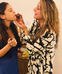 Sumona Chakravarti & BFF Urvashi Dholakia beat the heat in a pool; Extended birthday celebration!