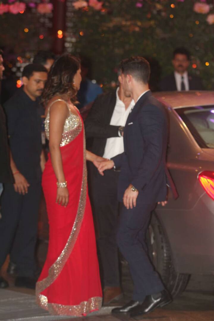 The good-looking couple was seen holding hands at the pre-engagement bash of Akash Ambani & Shloka Mehta. (Photo: Manav Manglani)