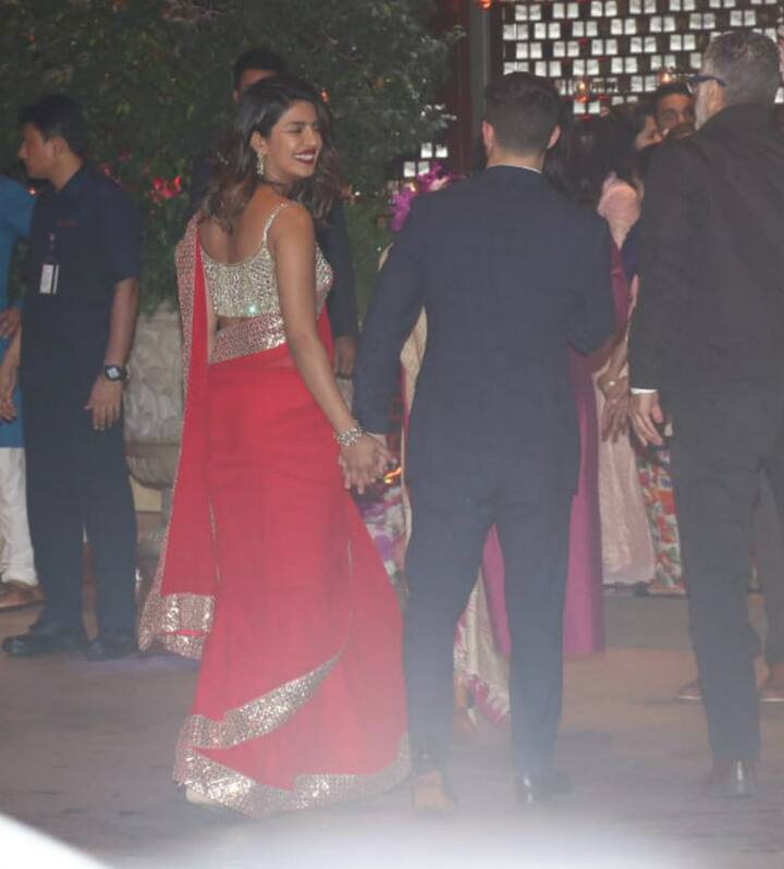 Here's another picture of Priyanka & Nick holding hands & having a great time together at the bash. (Photo: Manav Manglani)