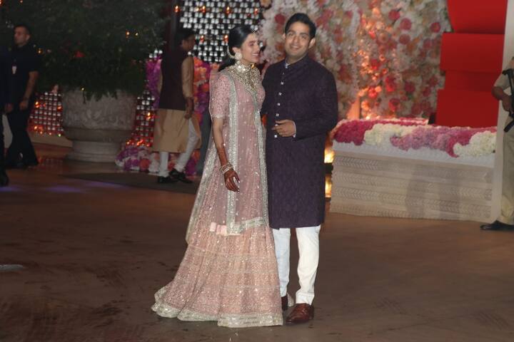 Whereas, Akash looksed handsom in a deep purple kurta-pyjama. (Photo: Manav Manglani)