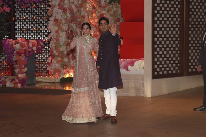 Here' another picture in which the couple is waving for the media. (Photo: Manav Manglani)