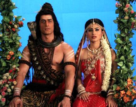 Popular 'Devon Ke Dev...Mahadev' couple Mouni Roy and Mohit Raina are reportedly dating each other since a long time. But, if recent reports are to be believed then, the TV couple has parted ways. (Photo: Web)
