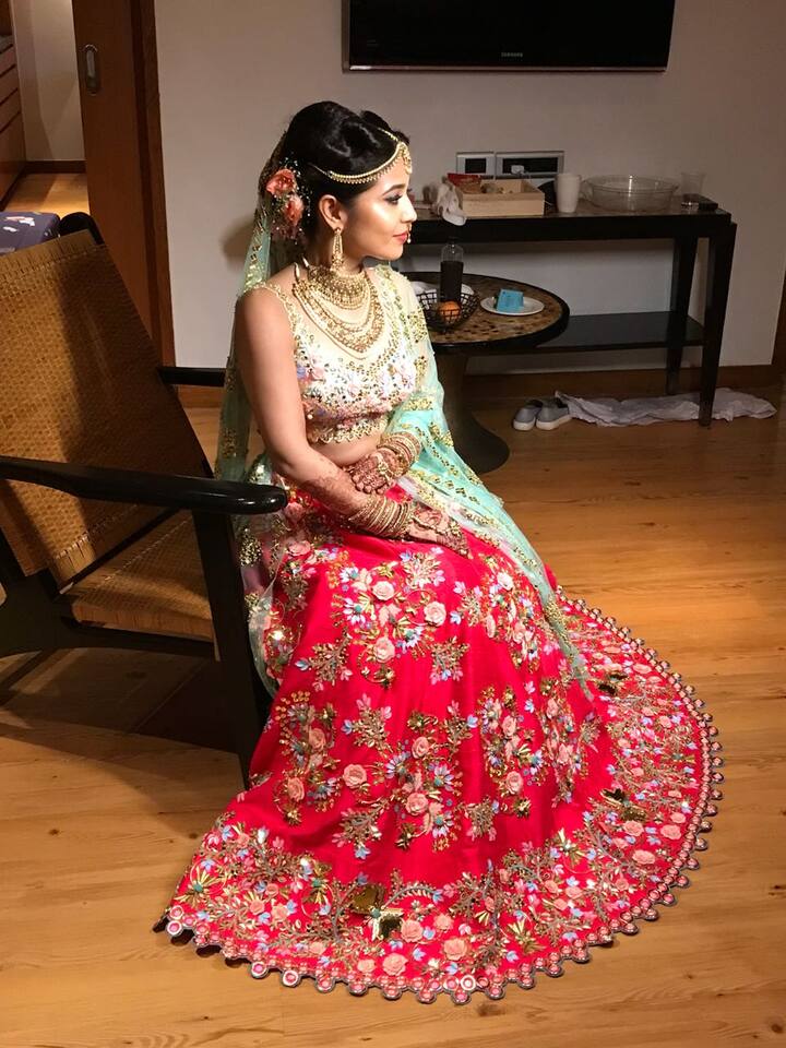 Shweta looked gorgeous in the floral bridal lehenga. The actress styled her beautiful lehenga with matching bangles and jhumkas.