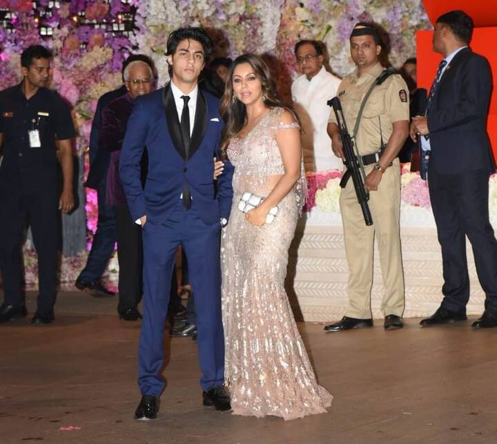 It isn't very often that we see Aryan making public appearances with his parents, especially one that has all the media attention of the nation like this one. Akash and Shloka's engagement bash has who's who of Bollywood turning up for past 3 days celebrations and it is still on!