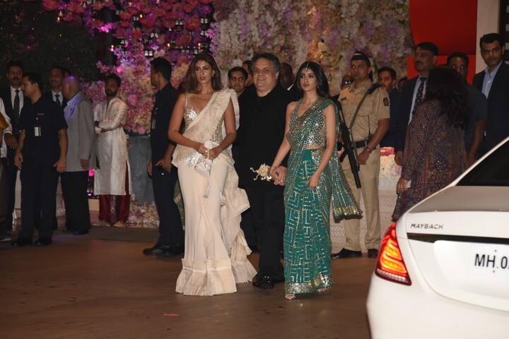 Navya slaying in a green saree while Mommy Shweta wore a white one. The mom-daughter duo look beautiful togetgher.