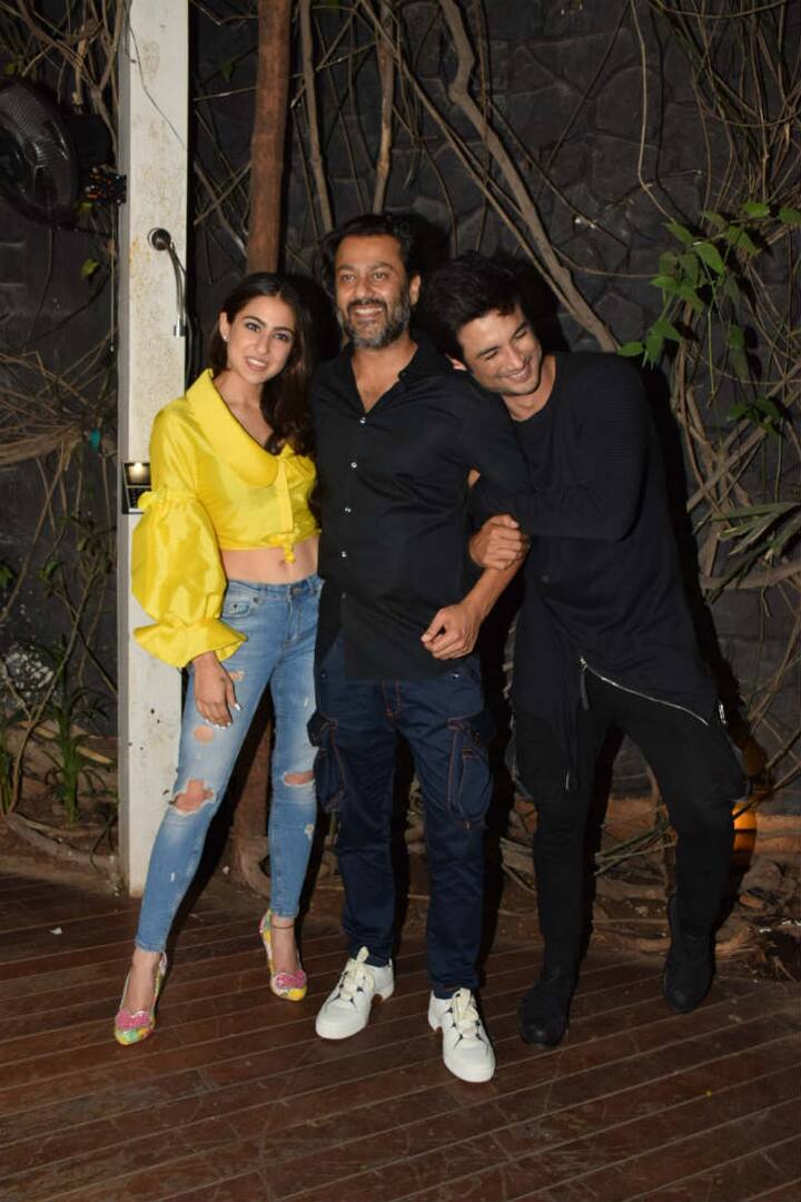 Sara & Sushant posing with film's director Abhishek Kapoor at the wrap-up bash. (Photo: Manav Manglani)