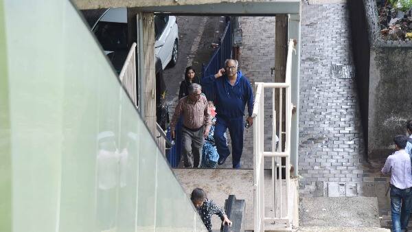Usually, the celebrities are seen going to work in their luxurious vehicles but the Wanted producer got out of his car and took the escalator to go to the metro.