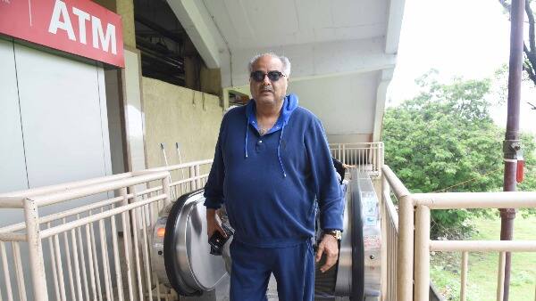 Mumbai is known for its heavy traffic specially during the monsoons, and if anything, this might encourage the Mumbaikars to use metro more often. After all you never know when you a spot a celebrity? (All Pictures credit- Manav Manglani)