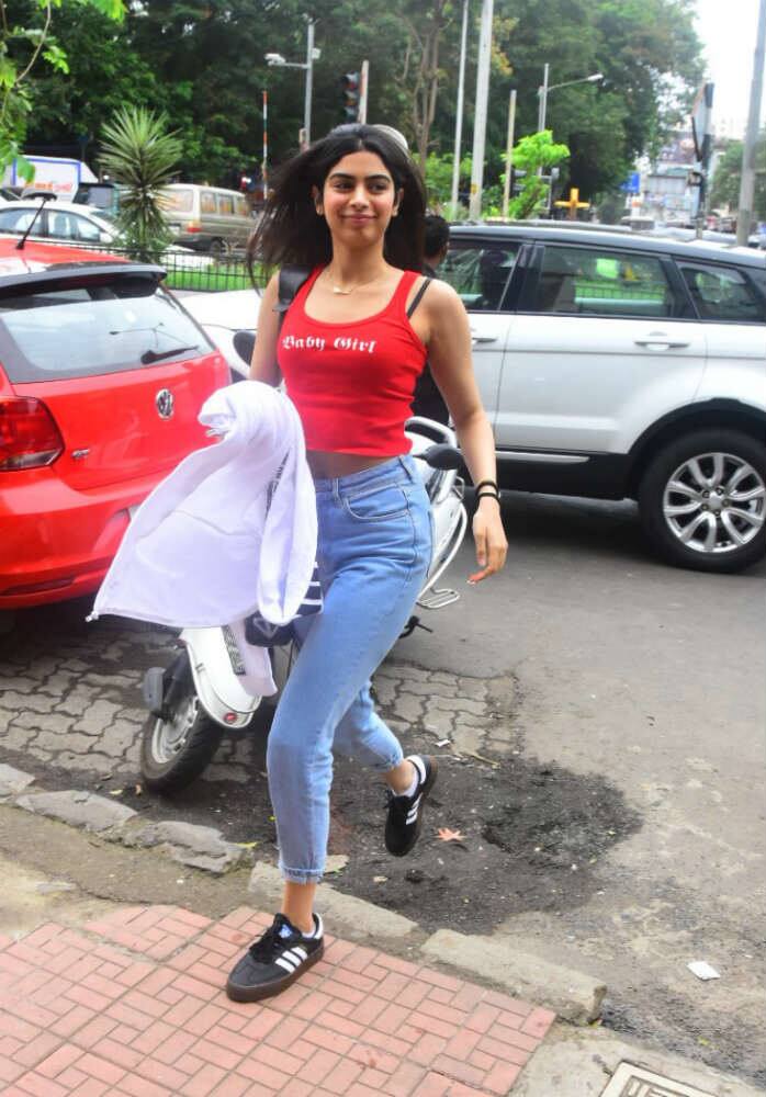 The 17-year-old star-kids was in a happy mood & was all smiles for the cameras. (Photo: Manav Manglani)