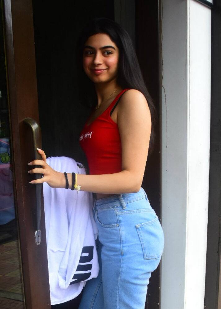 Khushi posing for the paparazzi. (Photo: Manav Manglani)