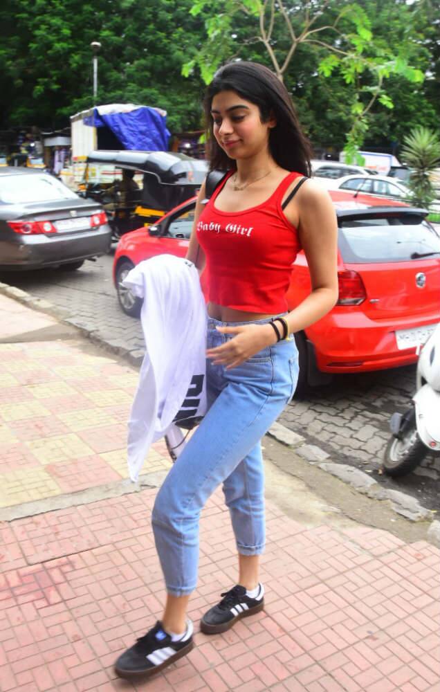 Khushi is known for her stunning fashion choices & she can give many B-Town fashionistas a run for their money (Photo: Manav Manglani)