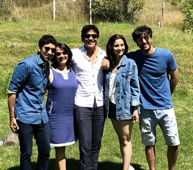 There! And placing his hand adorably on Alia's shoulder, is already winning their fans.