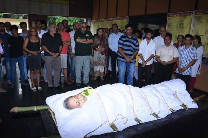 Today (17th July), the last rites ceremony of the veteran actress took place where her friends & colleagues paid their last respects to Rita Bhaduri. Check out the pictrues here....(Photo: Manav Manglani)