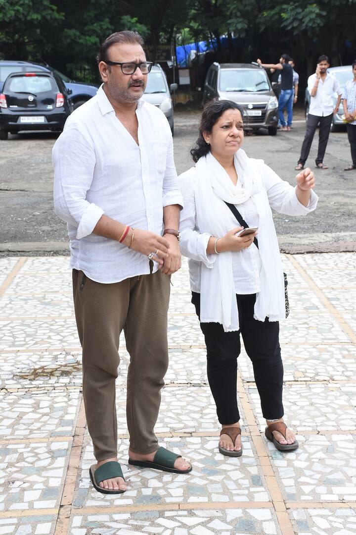 Film & TV actor Paritosh Sand, who played Rita Bhaduri's younger son in 'Kumkum' snapped at her funeral. (Photo: Manav Manglani)