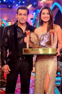 Bigg Boss 11: Former winner Gauahar Khan CRITICIZES Hina Khan; SUPPORTS 'bhabi ji' Shilpa Shinde!