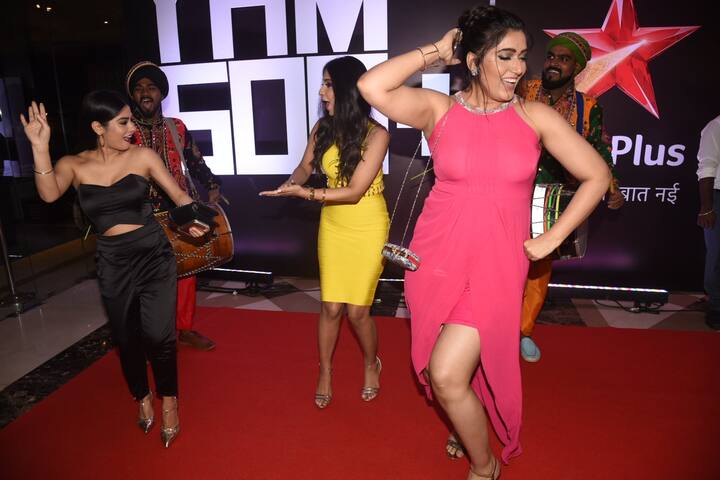 These stars grooved to dhol beats at the entrance of the venue