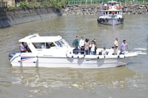 SRK, Gauri with kids Abram & Suhana Khan at Gateway of India post Wedding Anniversary celebration at Alibaug