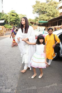 Aishwarya Rai Bachchan visits Siddhivinayak Temple with her mother & daughter Aaradhya on 44th birthday!
