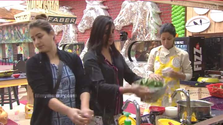This happened when Hina Khan was busy washing utencils along with her arch rivals Arshi Khan and Shilpa Shinde standing in the kitchen.