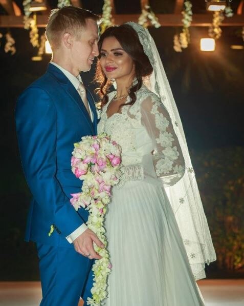 Cute 'Nach Baliye 8' couple Aashka Goradia & Brent Goble finally tied the knot in a dreamy whote wedding. (Photo: Instagram)