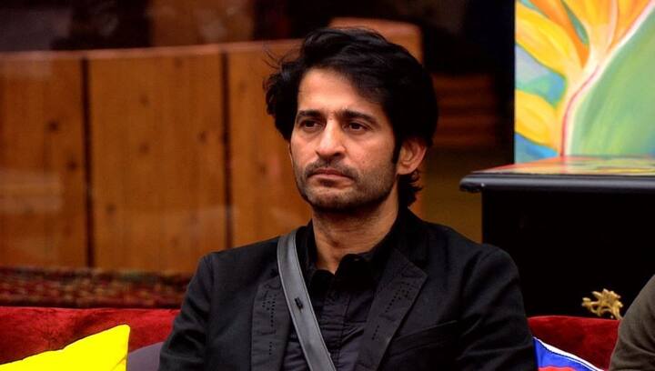 Hiten Tejwani who got evicted in a shocking elimination this week from Bigg Boss 11 is disappointed with housemates who voted him out in the first of it's kind process in the history of Bigg Boss. Hiten was praised by Salman Khan for his clean game and now the famous TV actor catches up with another evicted contestant on the set of a comedy show.