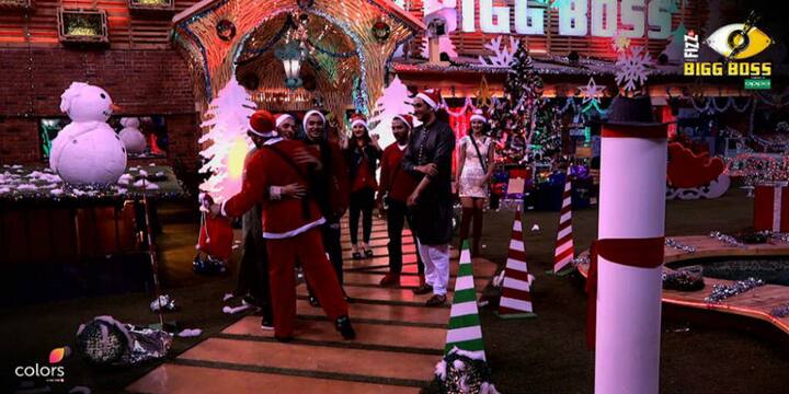 The 'Weekend Ka Vaar' episode of popular reality show 'Bigg Boss 11' saw contestants celebrating the festival of Christmas with special guest Mika Singh. (Photo: Colors)