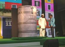 Bigg Boss 11: 'Jallad' Chintan Gangar warns Luv Tyagi against Hina Khan....Says in his ear.....! READ!