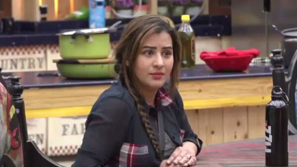 Bigg Boss 11: Shilpa Shinde creates HISTORY again thanks to her huge fan following! Bigg Boss 11: Shilpa Shinde creates HISTORY again thanks to her huge fan following!