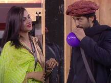 'Bigg Boss 11's Arshi Khan's new avatar with long hair will leave you smitten; Poses with Devoleena Bhattacharjee!