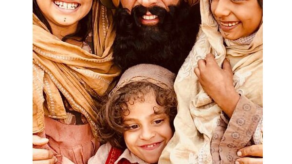 Kesari: Akshay shoots with Afghani kids; shares adorable picture! Kesari: Akshay shoots with Afghani kids; shares adorable picture!