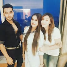 Fresh Pics! Shilpa Shinde kisses Mehjabi Siddiqui's daughter Aayat goodbye! Met 'padosis' Sabyasachi & Luv Tyagi too!