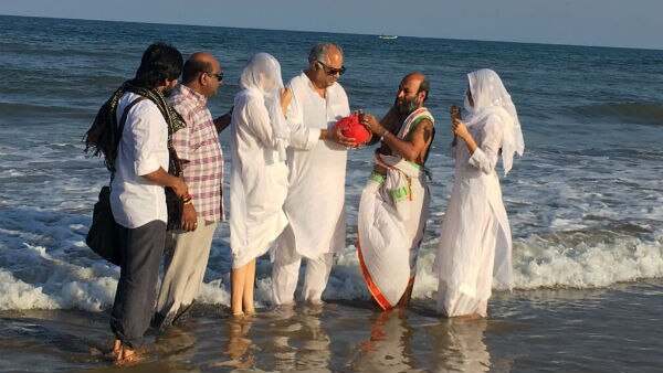 RIP Sridevi! Boney Kapoor & daughters-Janhvi & Khushi immerse the ashes of the late actress in Rameshwaram! RIP Sridevi! Boney Kapoor & daughters-Janhvi & Khushi immerse the ashes of the late actress in Rameshwaram!