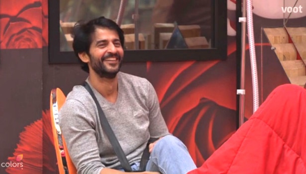 Popular TV actor Hiten Tejwani, who was last seen in 'Bigg Boss 11'as a contestant, turned an year older yesterday (5th March). (Photo: Voot)