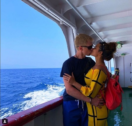 TV actress Aashka Garodia shares adorable picture with husband Brent Goble TV actress Aashka Garodia shares adorable picture with husband Brent Goble