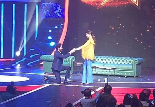 Ranbir Kapoor gets DOWN ON HIS KNEES for Deepika Padukone and VIDEO goes VIRAL Ranbir Kapoor gets DOWN ON HIS KNEES for Deepika Padukone and VIDEO goes VIRAL