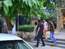 IN PICS: Late Sridevi's daughter Janhvi Kapoor smiling & posing with fans for selfies is the best thing you'll see today!