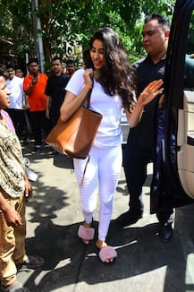 Mira Rajput's lunch outing with Mom Bela, dewar Ishaan Khatter & his 'Dhadak' co-star Janhvi Kapoor!