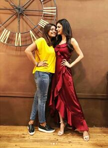 Pics: Popular TV actress caught candid relaxing with her heels taken off & flaunting legs! Still too HOT!