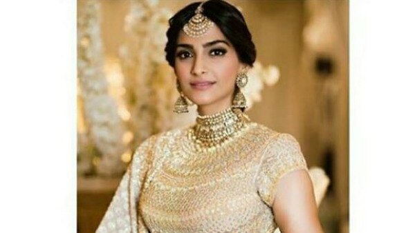 Sonam Kapoor makes a stunning bride in a GOLDEN Lehenga for her mehendi ceremony! Sonam Kapoor makes a stunning bride in a GOLDEN Lehenga for her mehendi ceremony!