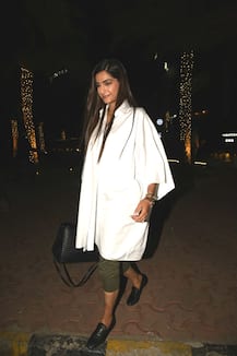 Newlyweds Sonam Kapoor & Anand Ahuja get snapped holding hands on a romantic dinner date!