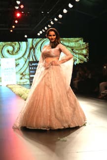 Mommy-to-be Sania Mirza gets snapped with evident PREGNANCY GLOW at Airport!