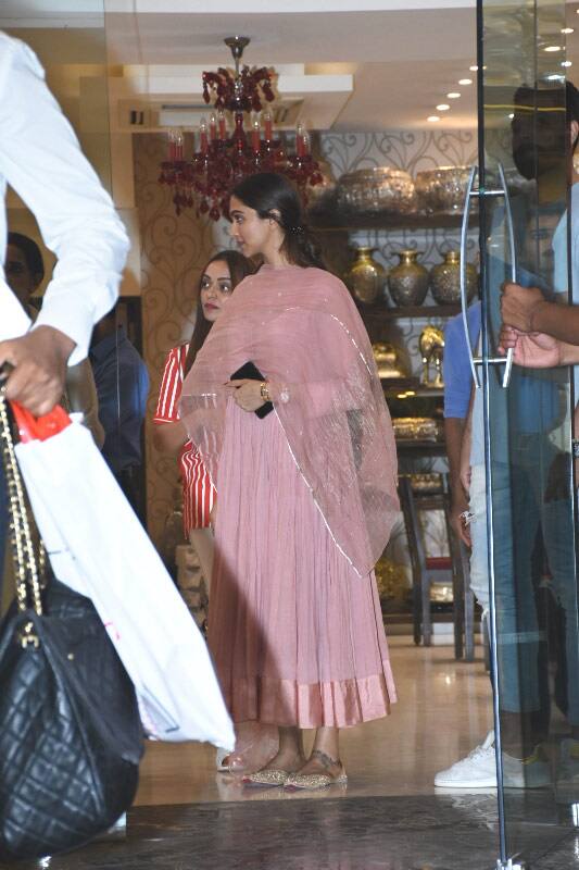 There have been the buzz for the longest time over Ranveer Singh and Deepika Padukone's 'alleged' wedding taking place by the end of this year and now these new pictures of Mom and Daughter shopping are giving rise to Deep-Veer's marriage speculations.